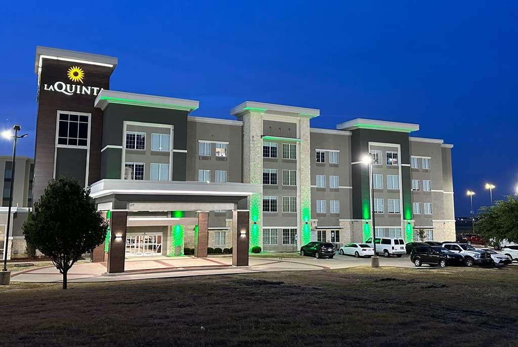 La Quinta Inn & Suites By Wyndham Ft Worth-בורלסון מראה חיצוני תמונה