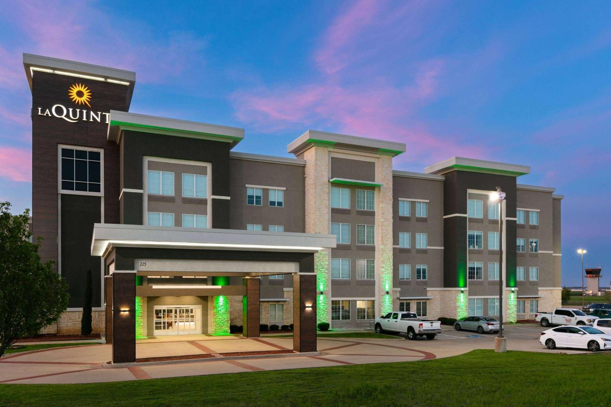 La Quinta Inn & Suites By Wyndham Ft Worth-בורלסון מראה חיצוני תמונה